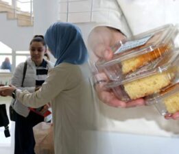 Suriyeli öğrenci Baas rejiminin devrilmesini tatlı dağıtarak kutladı