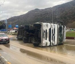 Yağ tankeri devrildi, Kayganlaşan yolda otomobil şarampole uçtu