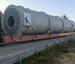Tokat-Niksar yolunda sıkışan tır nedeniyle trafik 1 saat durdu