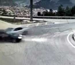 Yanan otomobilde sıkışan sürücüyü vatandaşlar kurtardı