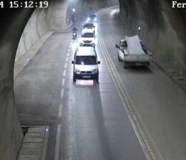 Kamyonetten uçan levha motosikletliyi yere serdi: O anlar kamerada