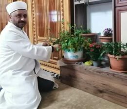 Tokatlı imam cami içini çiçek bahçesine çevirdi