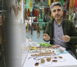 Çöpe atmak yerine doğadan alıp, Sanata dönüştürüyor
