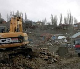 5,6’lık depremin merkez üssü Buğdaylı Köyü’nde yaralar sarılıyor