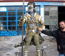 Babası oyuncak alamayınca, o hayal gücünü sanata dönüştürdü
