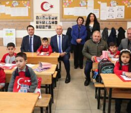 Vali Köklü, yarıyıl tatiline giren öğrencilerin karne heyecanlarına ortak oldu