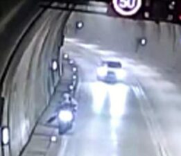 Motosikletin tünelde devrildiği kaza kamerada