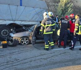 Tıra arkadan çarpan otomobildeki 1 kişi öldü, 2 kişi yaralandı