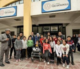 Öğretmenlerin akülü sandalye hediyesi, Engelli öğrenciyi sınıfına kavuşturdu