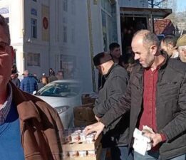 Sulusaray’da Ferdi Tayfur hayrına pide dağıttı