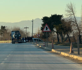 Erbaa’da zift yüklü tırın dorsesinde 2 kaçak göçmen yakalandı