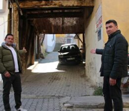 230 yıllık ahşap binanın altından sokak geçiyor