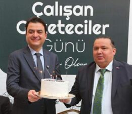Vali Abdullah Köklü, Gazeteciler ile birlikte pasta kesti