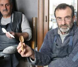 58 yaşındaki adam, çocukluk arkadaşının yanında çıraklık yapmaya başladı
