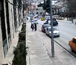Önüne çıkan otomobile çarparak takla atan motosiklet sürücüsü şok geçirdi: O anlar kamerada