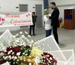 Tekstil fabrikasında evlilik teklifi molası