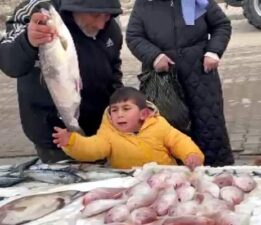 Çocuğun büyük balık sevdası yüzleri gülümsetti