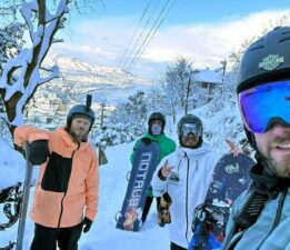 Kayak pisti değil, Karla kaplanan sokaklarda “Snowboard”