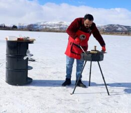 Sibirya soğuklarına rağmen tehlikeyi göze aldı, buzun üzerinde tost yaptı