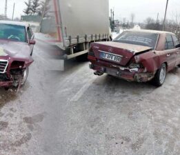 Tokat’ta kamyonete çarpan Mercedes otomobilin sürücüsü yaralandı
