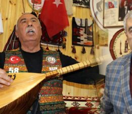 Dudakların arasına iğne koyuyor, dakikalarca sözlü atışıyorlar