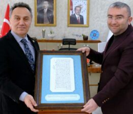 Rektör Fatih Yılmaz’a anlamlı hediye, “Dedelerinin Şehit Kaydı”