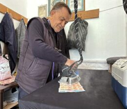 47 yıllık terzi, aldığı ve verdiği tüm paraları ütülüyor