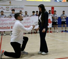 Hentbol maçında sürpriz evlilik teklifi
