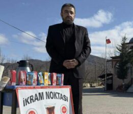 İftara yetişmek isteyen sürücüler kaza yapmasın diye ikram noktası kurdu