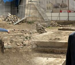 540 yıllık cami restorasyonunda keşfedilen mezarlar inceleniyor