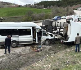 Tır ve yolcu servisi çarpıştı: 6 yaralı