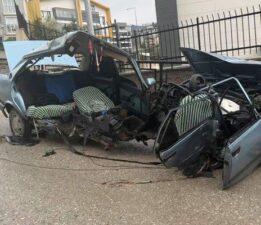 Demir korkuluğa çarpan Fiat Tofaş ikiye ayrıldı
