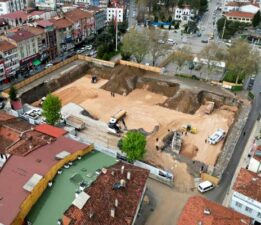 Çamura saplanan kamyonu kurtarmak isterken, 10 metreden düştü