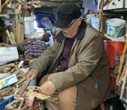 Doğadan topladığı ağaç dallarını bastona dönüştürüyor