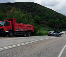 Otomobil ile kamyonet çarpıştı: 1 ölü, 1 yaralı