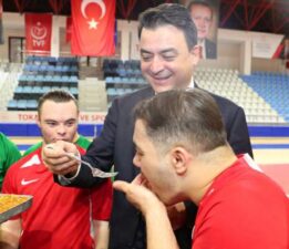 Vali Köklü’den ‘Futsal Milli Takımı’na Baklava ikramı