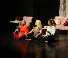 Erbaa’da “Etekler ve Pantolonlar” adlı tiyatroyla sanat rüzgarı esti