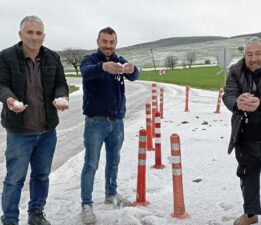 Tokat’ta etkili olan dolu yağışı araziyi beyaza bürüdü