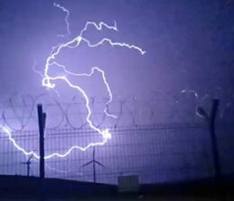 Tokat’ta fırtına nedeniyle ağaçlar devrildi, Şimşekler geceyi aydınlattı