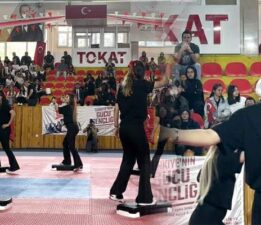 Tokat’ta geleneksel ellik halayı modern step ile yeni boyut kazandı