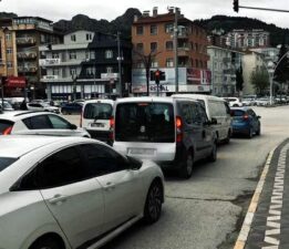 Tokat’ta bazı kavşaklarda dakikalarca bekleniyor, Trafik düğümü bir türlü çözülemiyor