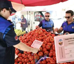Tokat Belediyesi pazarcı esnafına “Tanıtım Levhaları” dağıttı