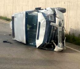 Minibüsün devrilmesi sorucu 10 kişi yaralandı