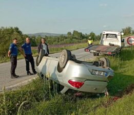 Takla atan araçtan yara almadan kurtuldu