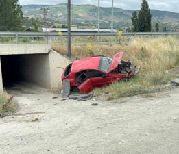 Hurdaya dönen otomobilden sağ kurtuldu
