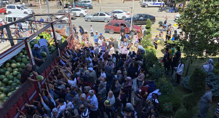 Tokatlı üreticiden halka ikram karpuzlar yarım saatte bitti