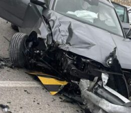Bariyerlere çarpan otomobildeki 8 kişi yaralandı