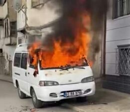 Yanan minibüs alev topuna döndü