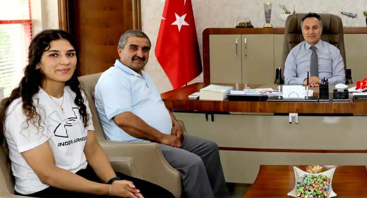 Şampiyon sporcudan anlamlı veda, Nesrin Baş’tan Rektör Yılmaz’a ziyaret
