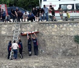 Kediye yardım etmek isterken su kanalına düştü